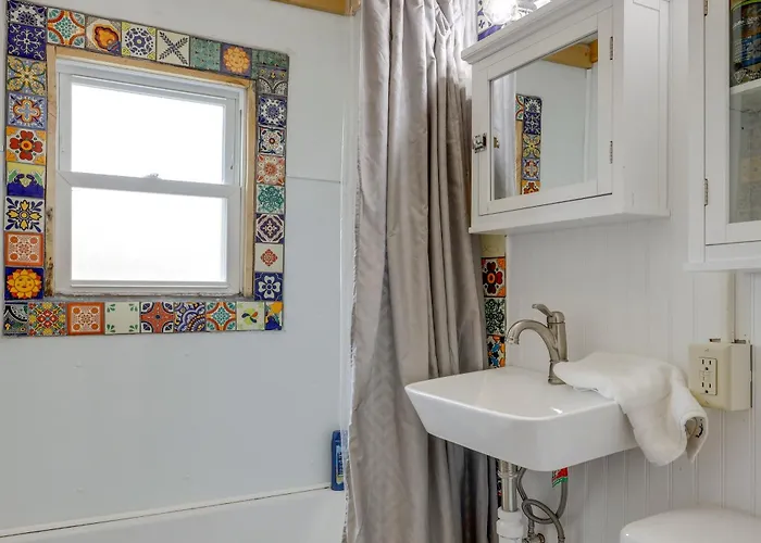 2 Mi To Dtwn: Pet-friendly Apt! *